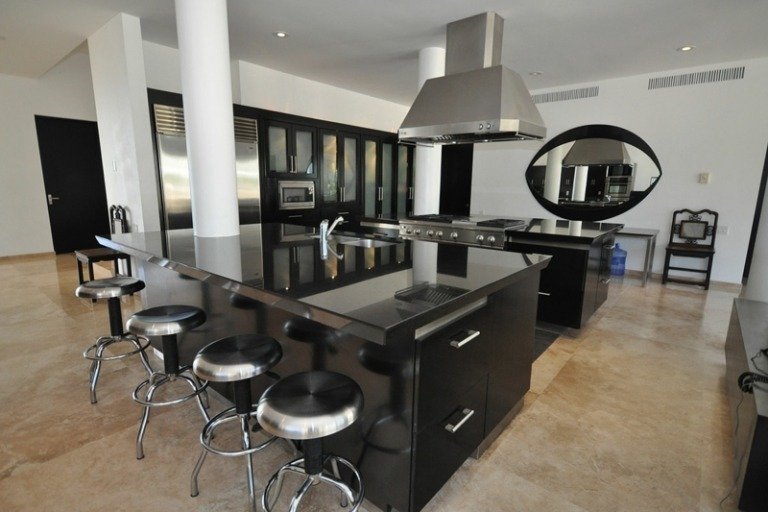 banquinho de cozinha preto aço brilhante coluna de ilha de cozinha branco
