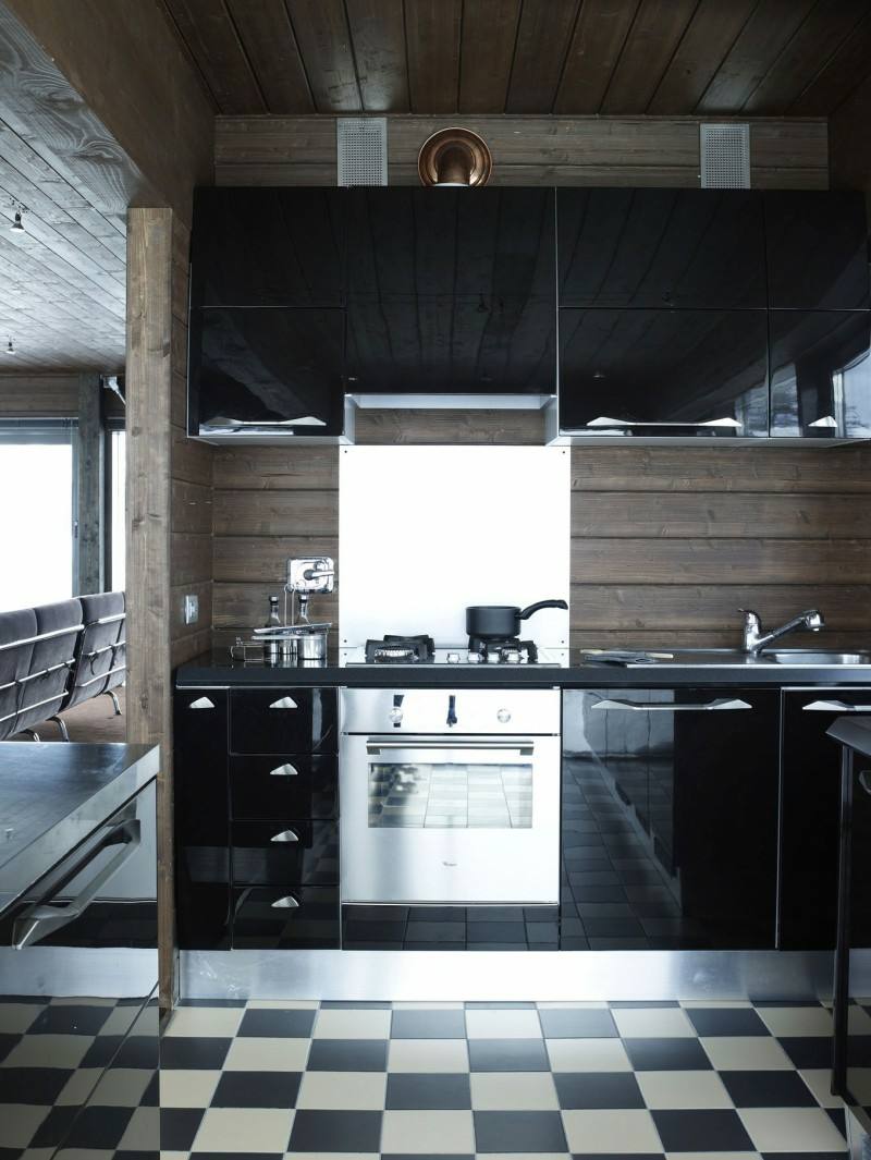 Parede de painéis de madeira xadrez em azulejos pretos de alto brilho para cozinha