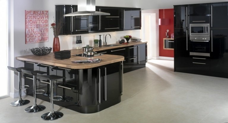 cozinha preta com toque retro e decoração moderna de alto brilho