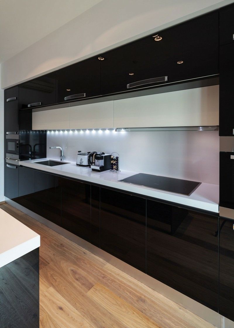 cozinha em parquet preto fogão brilhante iluminação área de trabalho