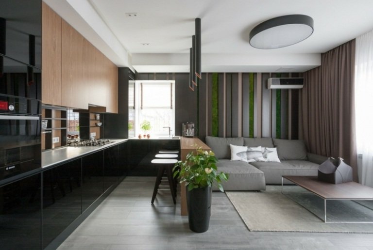 cozinha preta aberta sala de estar de madeira cinza cortinas de sofá