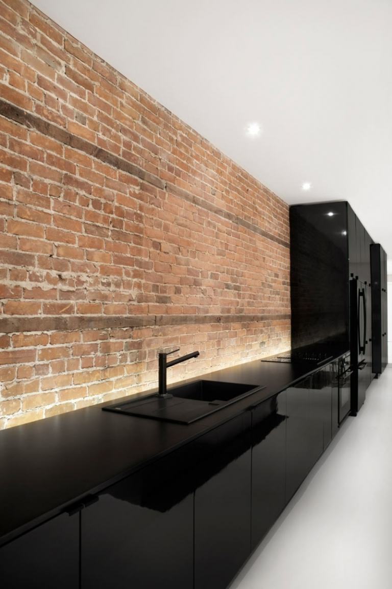 cozinha preta pia minimalista parede de tijolo design iluminação indireta