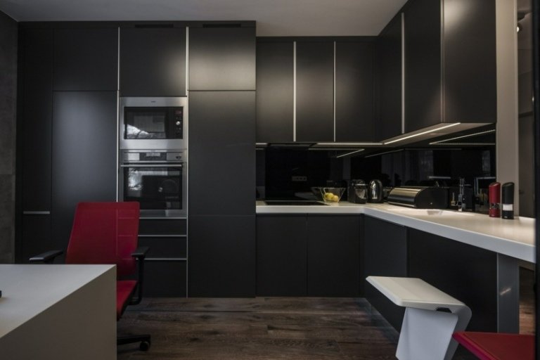 guarnição de metal preto da cozinha acentos fogão piso de madeira