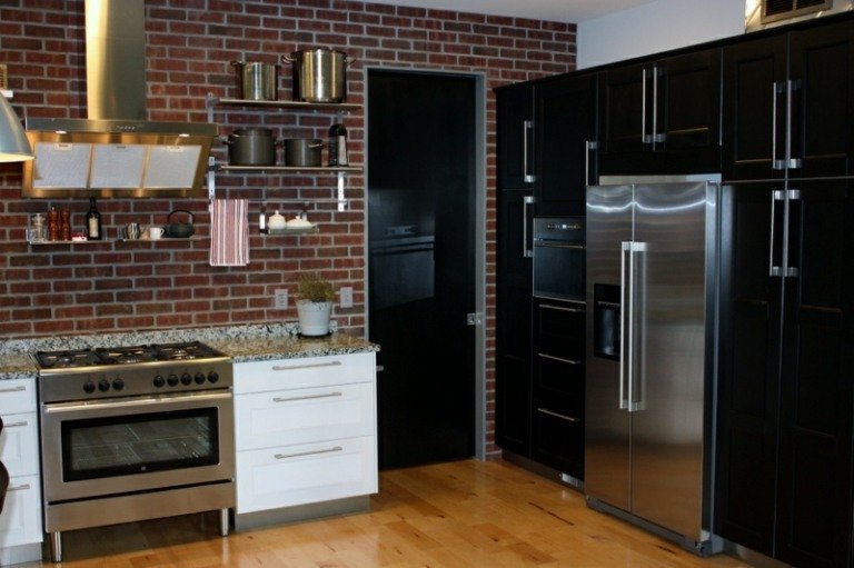 cozinha preto estilo industrial parede de tijolos toques de aço branco