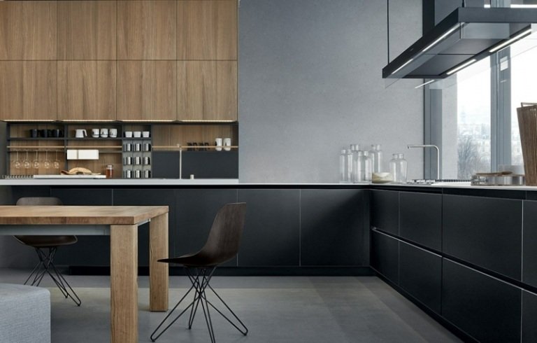 cozinha armários de madeira preta brilhante mesa de jantar cadeiras modernas