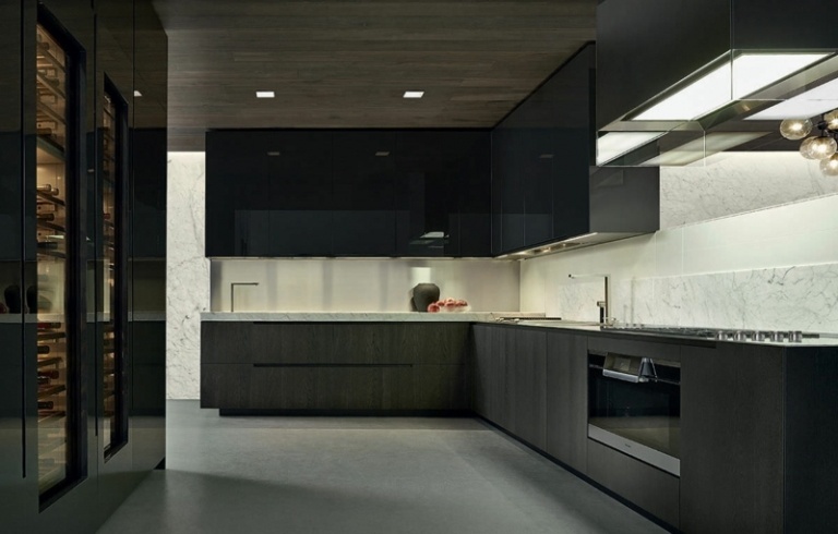cozinha em madeira preta padrão de canto com design de portas de vidro armários