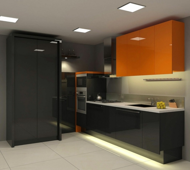 azulejos pretos de alto brilho da cozinha com detalhes em laranja