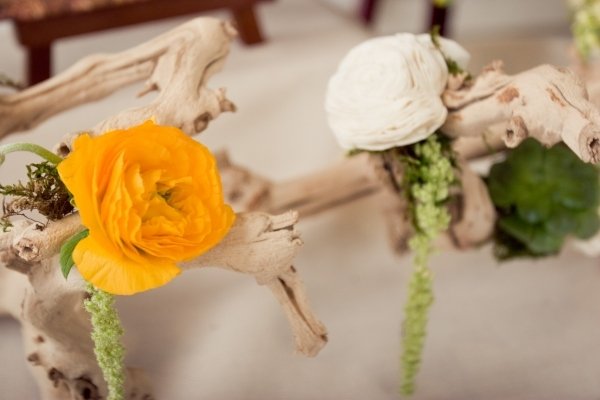 chique-mesa-decoração-madeira-flores amarelas
