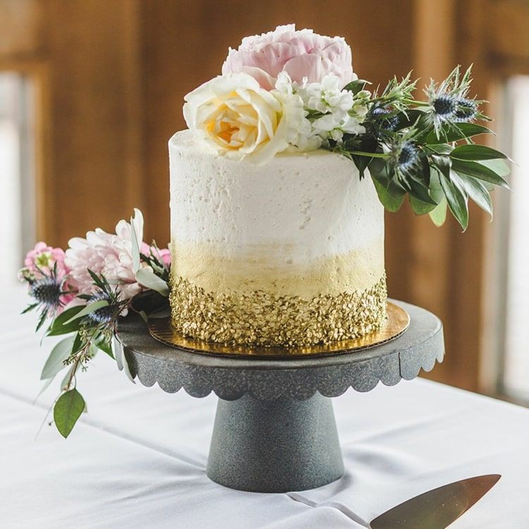Faça pequenos bolos de casamento simples e glamorosos em um nível com glitter dourado