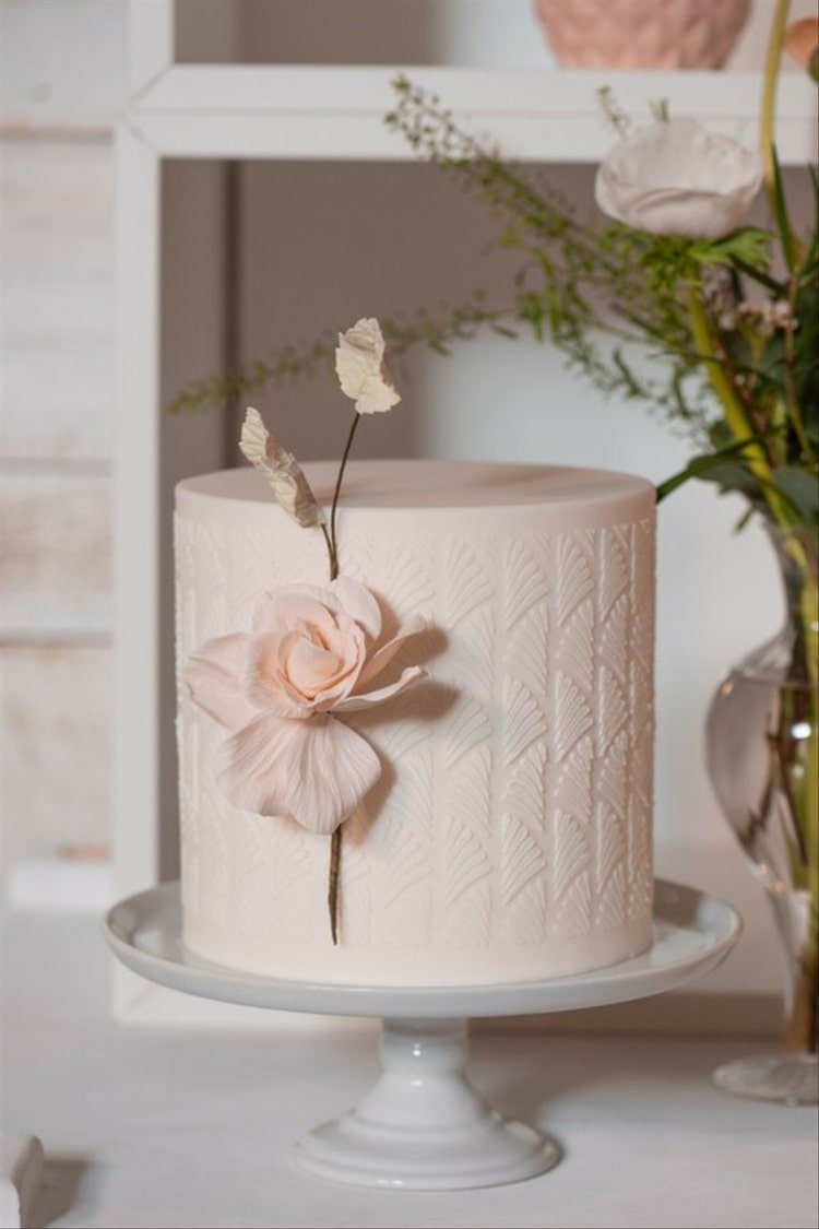 Faça pequenos bolos de casamento simples em um nível com lados estampados