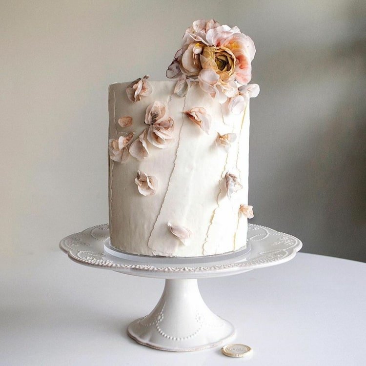 Crie pequenos bolos de casamento simples em um nível com flores secas