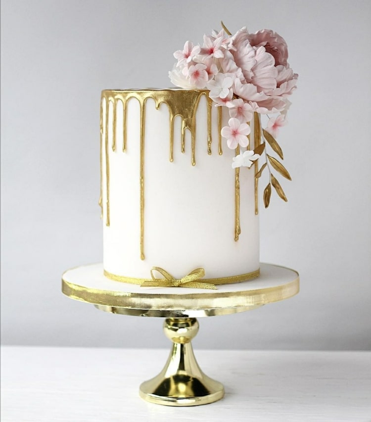 Faça pequenos bolos de casamento elegantes, mas simples em um nível com um esmalte dourado