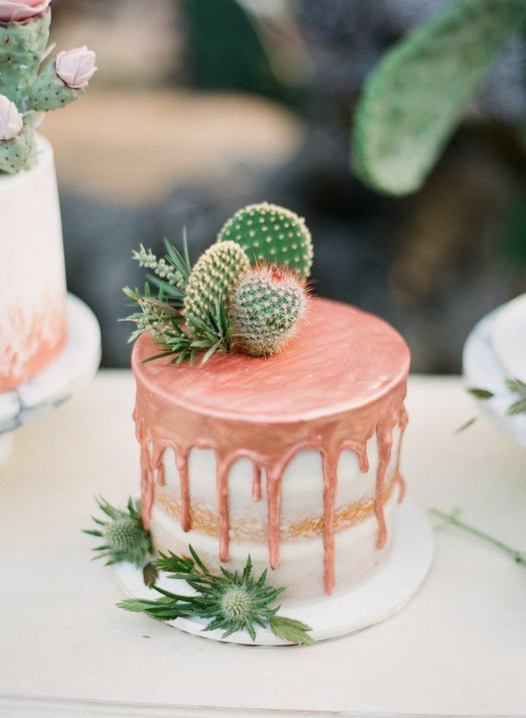 Bolos de casamento pequenos e simples em um nível com esmalte em cobre e cactos