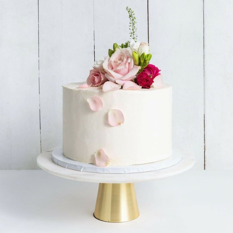 Ideia com pétalas e rosas em cores simples