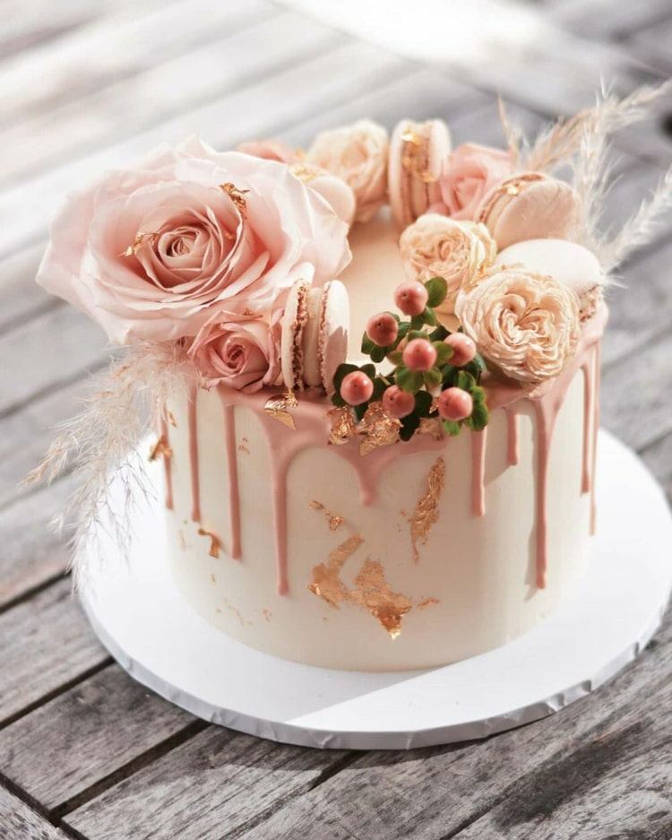 Ideia original para pequenos bolos de casamento simples projetados em um nível com biscoitos e flores