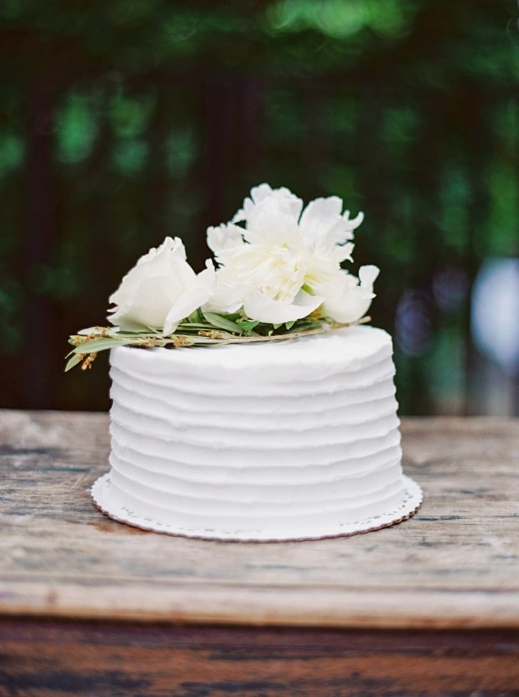 Bolo branco para o casamento em look riffled com flores brancas