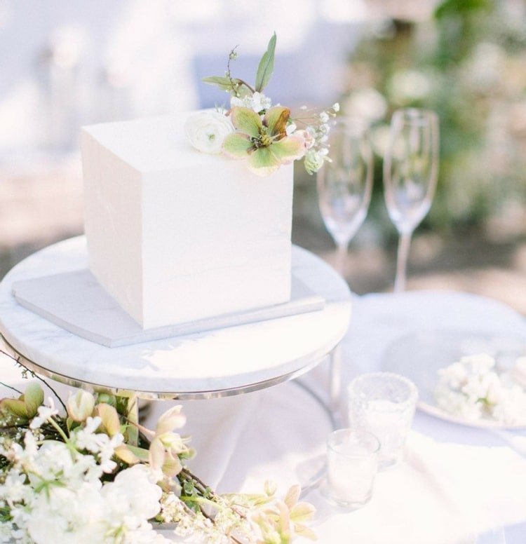 Crie bolos de casamento pequenos e simples, de camada única, em formato de cubo e branco liso