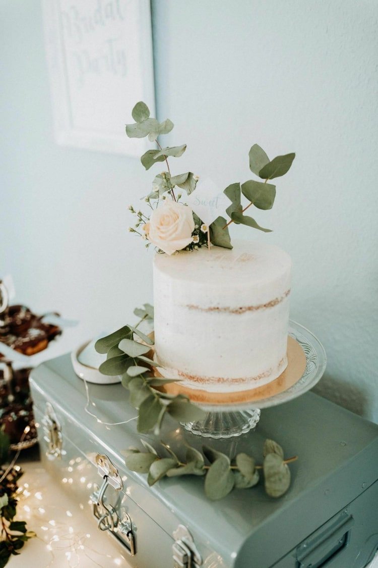 Idéia para um casamento vintage com bolo cilíndrico e decoração verde em uma mala