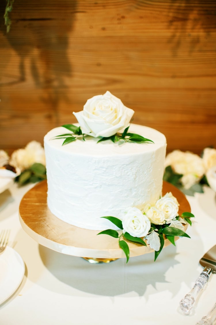 Comemore casamentos minimalistas com um bolo de uma só camada e rosas brancas