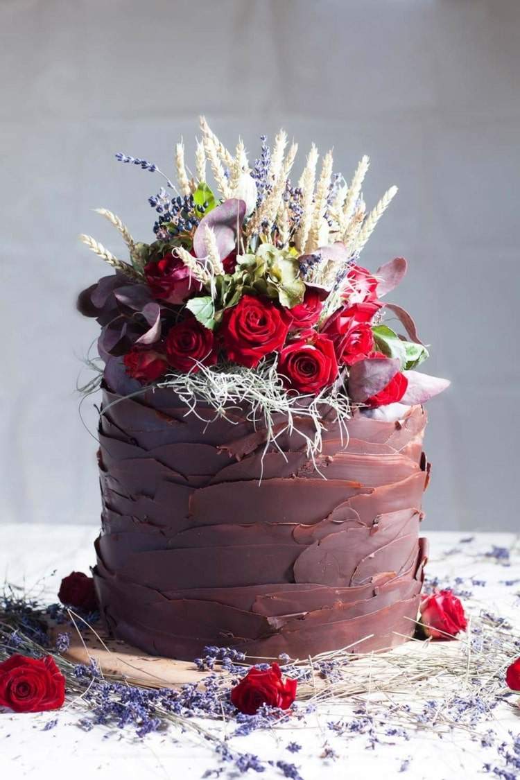 Bolos de casamento pequenos e simples em um nível com chocolate e rosas vermelhas
