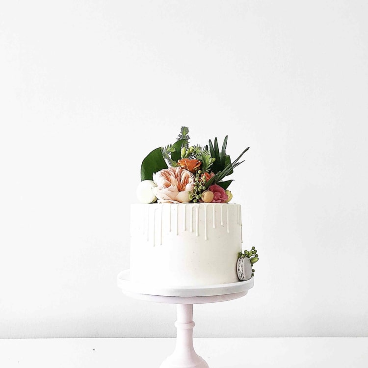 Bolos de casamento pequenos e simples em um nível - bolo em branco com flores exóticas