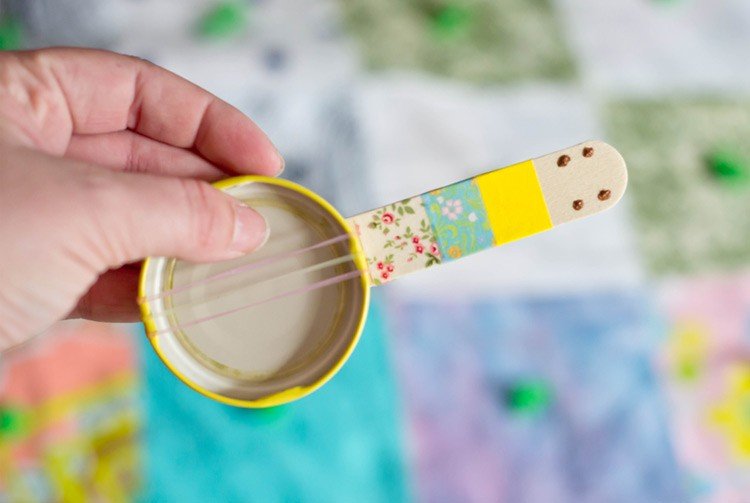 Ideias de artesanato de reciclagem para crianças Faça você mesmo, mini banjo de uma tampa