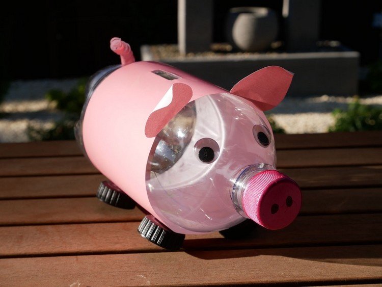 Faça cofrinho com ideias de reciclagem de garrafas de plástico para crianças