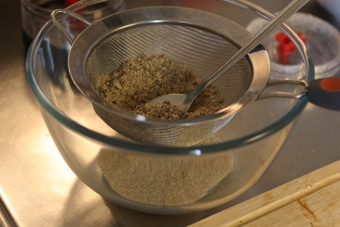 fácil-Natal-receita-biscoito-clássico-açúcar em pó-baunilha-peneira de açúcar