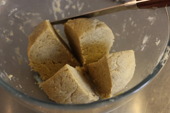 Croissants de baunilha-massa-farinha-manteiga-açúcar de confeiteiro-açúcar de baunilha-misturado-liso