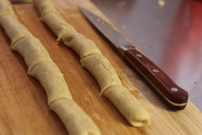 Vanillekipferln-The-roll-out-bread-cut-in-strips-with-a-faca