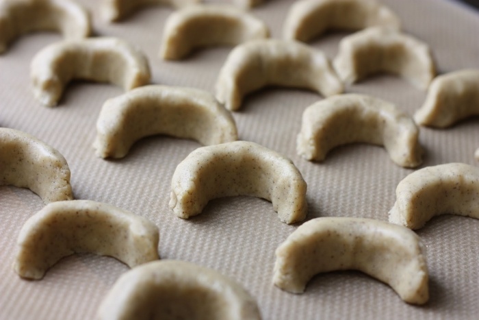 Coloque croissants de baunilha já formados em uma assadeira forrada com papel manteiga