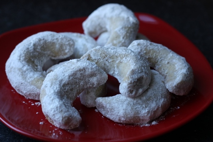 Biscoitos de Natal deliciosos e aromáticos de baunilha enrolados em meia-lua