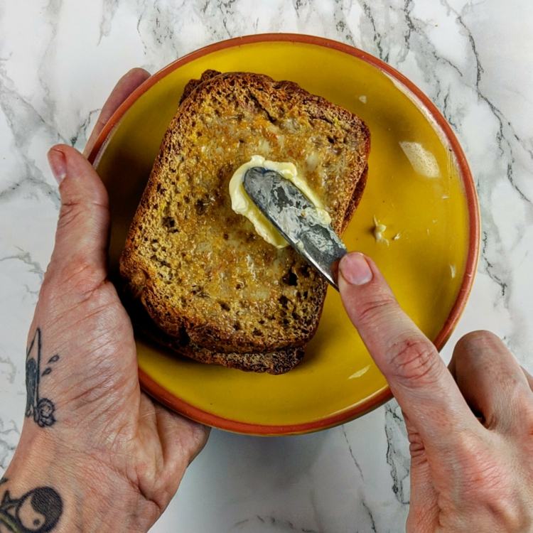 Ideia de receita para assar pão em uma panela elétrica com ingredientes básicos