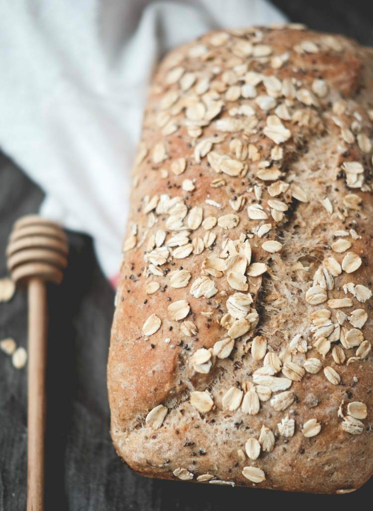 Asse o pão na panela de cozimento lento com chia e leite de amêndoa e flocos de aveia como cobertura