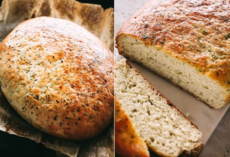 Asse o pão em uma panela elétrica com pesto feito de manjericão