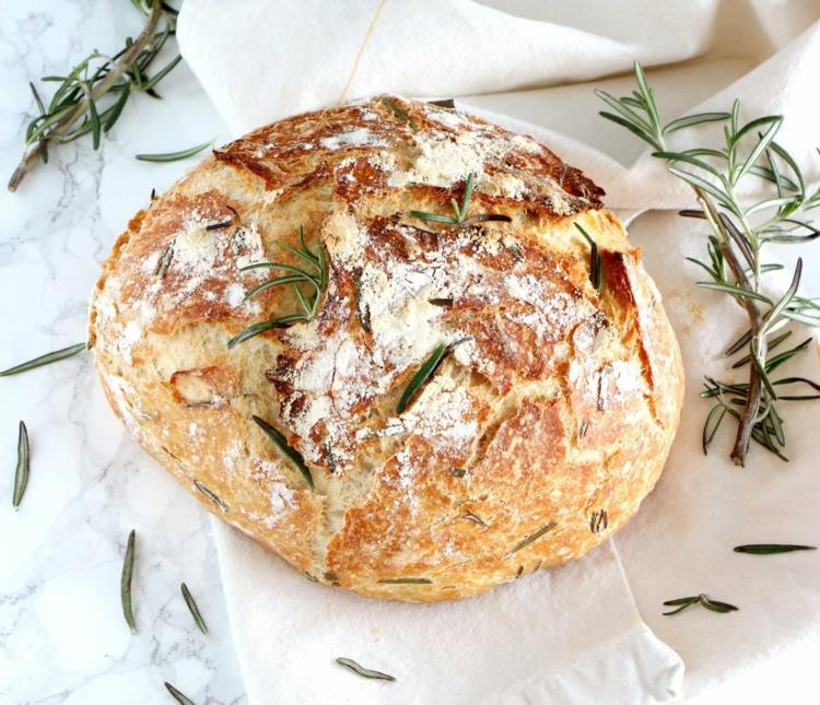 Alecrim e azeite de oliva como ingredientes para o pão da panela elétrica