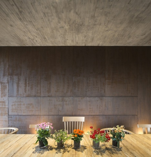 Mesa de flores com revestimento de madeira para parede de concreto