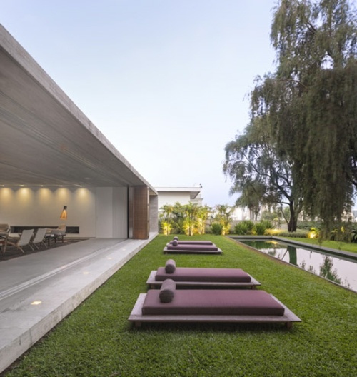 Casa independente com cadeiras reclináveis ​​de design de jardim no telhado plano