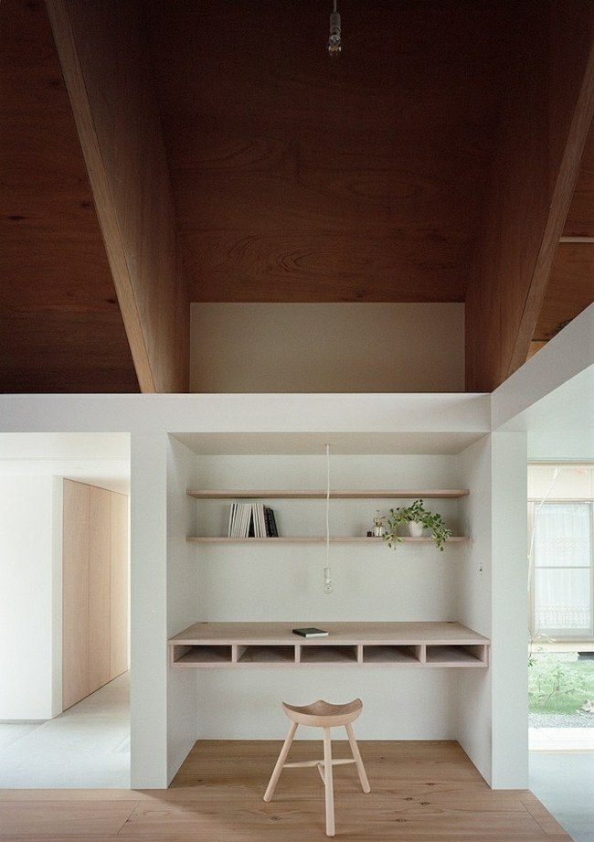 Sala de mobília de madeira com divisórias de parede de concreto