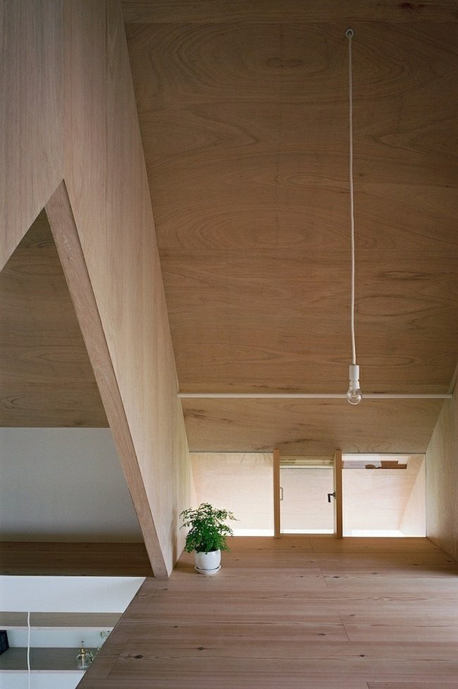 lâmpada pendente minimalista com piso de madeira