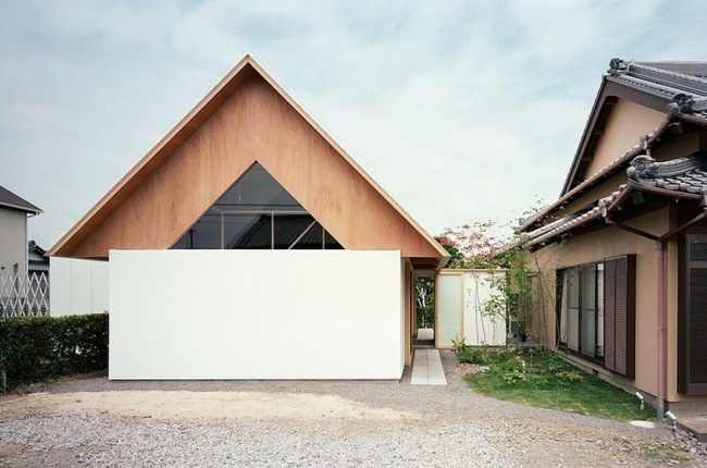 Casa de arquitetura com telhado de madeira em forma de V