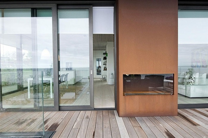 Portas de vidro da varanda com piso de deck de madeira
