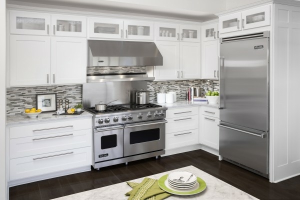branco-e-aço-inoxidável-móveis-cozinha-modernos-eletrodomésticos de cozinha
