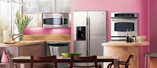 Aparência de cozinha em rosa com eletrodomésticos embutidos em aço inoxidável
