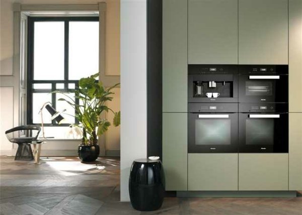 Eletrodomésticos modernos embutidos na cozinha com piso de ladrilho e madeira