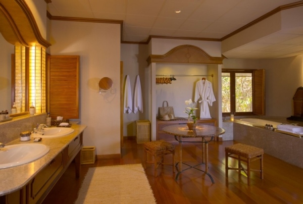Casa de banho Villa Praia Palawan com piso de madeira de design