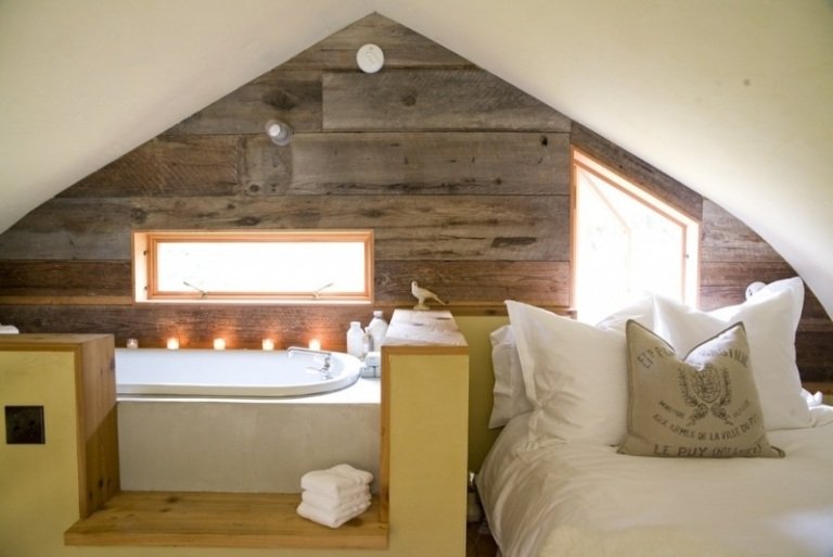 Mobiliário-estilo casa de campo-quarto-tetos inclinados-banheira-parede laminada