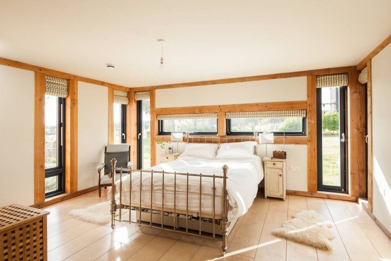 configuração-estilo country-quarto-piso de madeira-estrutura de cama de metal