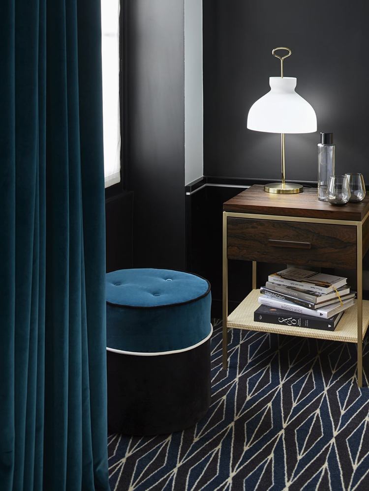 mobiliário com veludo banquinho cortina quarto antracite parede mesa de cabeceira madeira