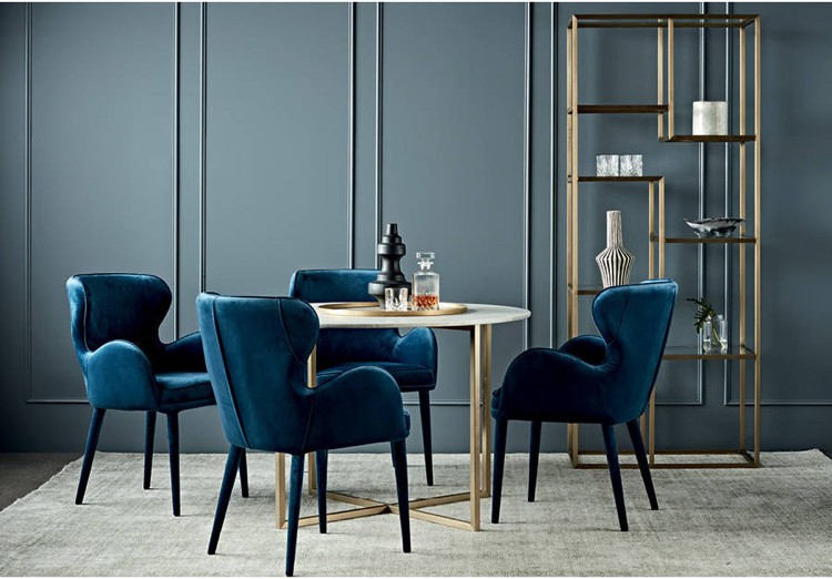 mobiliário com cadeiras estofadas sala de jantar azul petróleo
